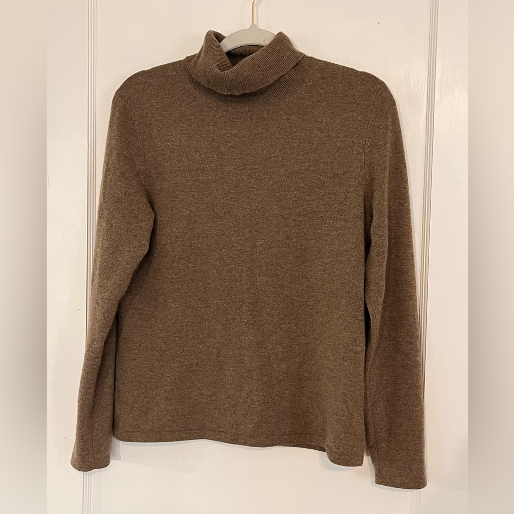 Neiman Marcus brown L cashmere turtleneck sweater